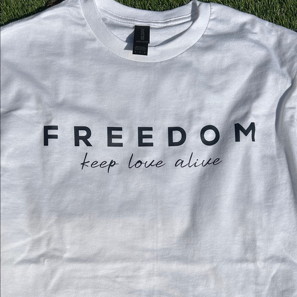 FREEDOM keep love alive T-Shirt  NWT - Picture 3 of 3
